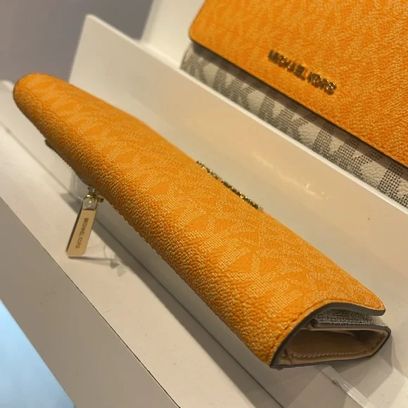 MICHAEL KORSJet Set Large Signature Logo Tri-Fold WalletPOP ORANGE MULTINWT